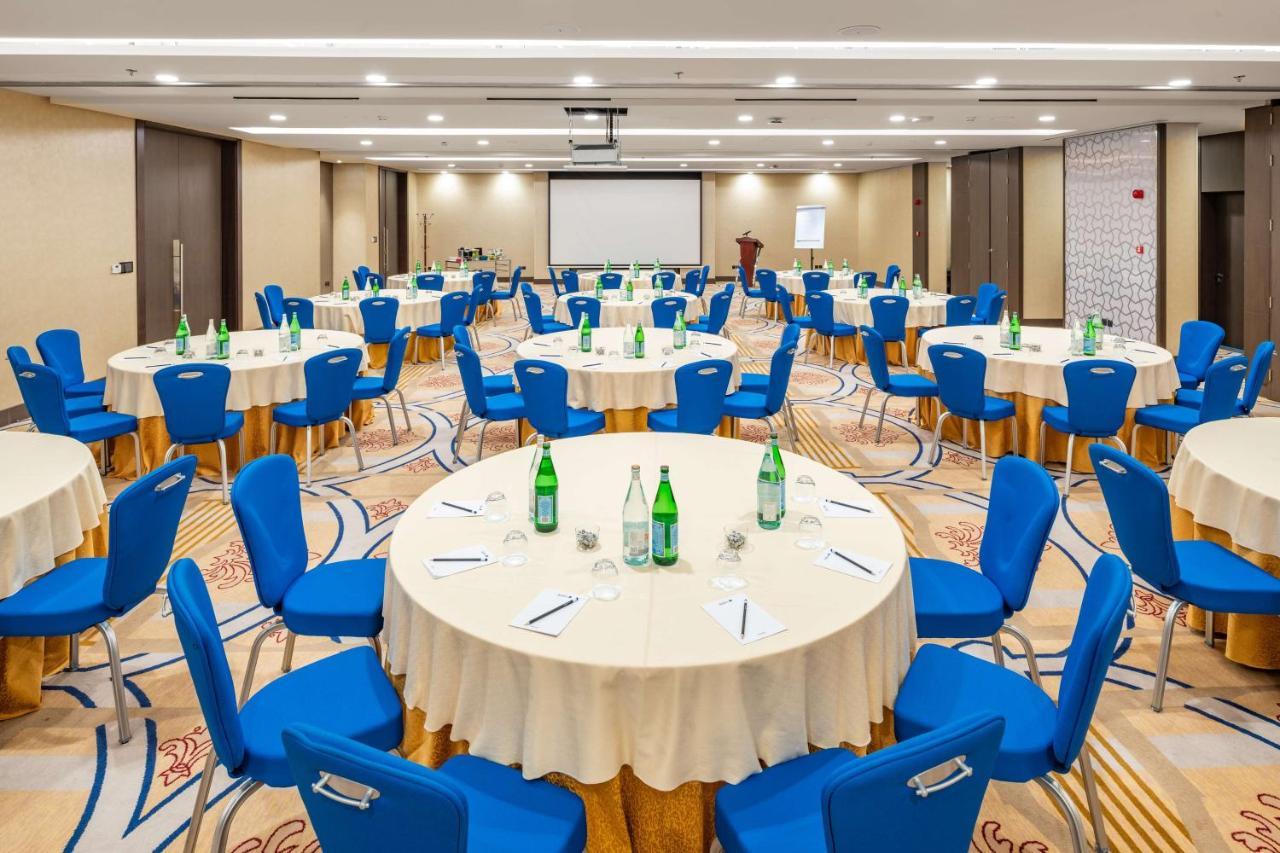 Radisson Blu Hotel, Corniche Hotel