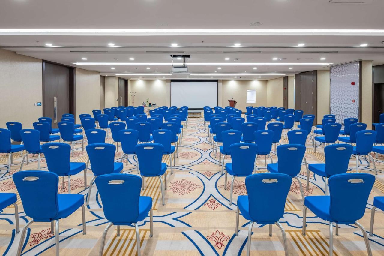 Radisson Blu Hotel, Corniche