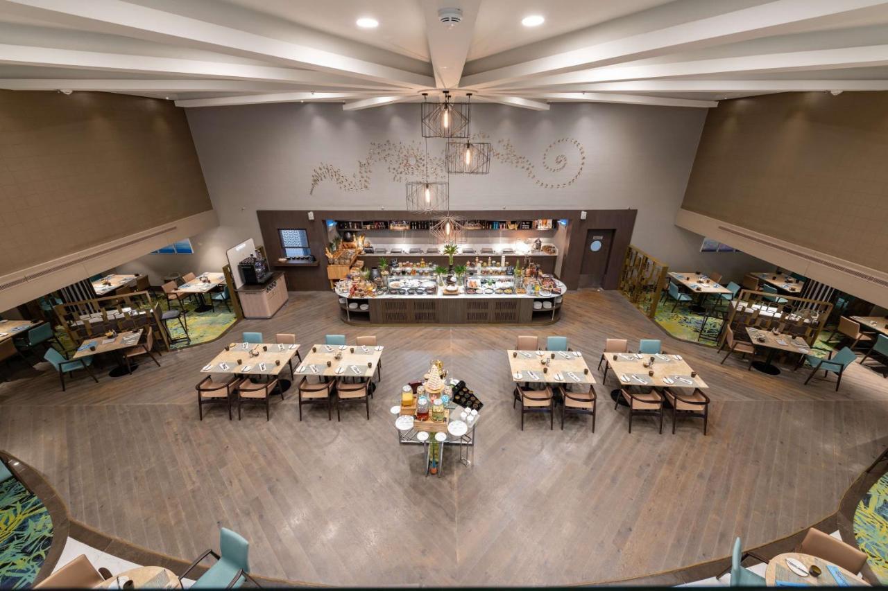 Radisson Blu Hotel, Corniche Hotel 4*