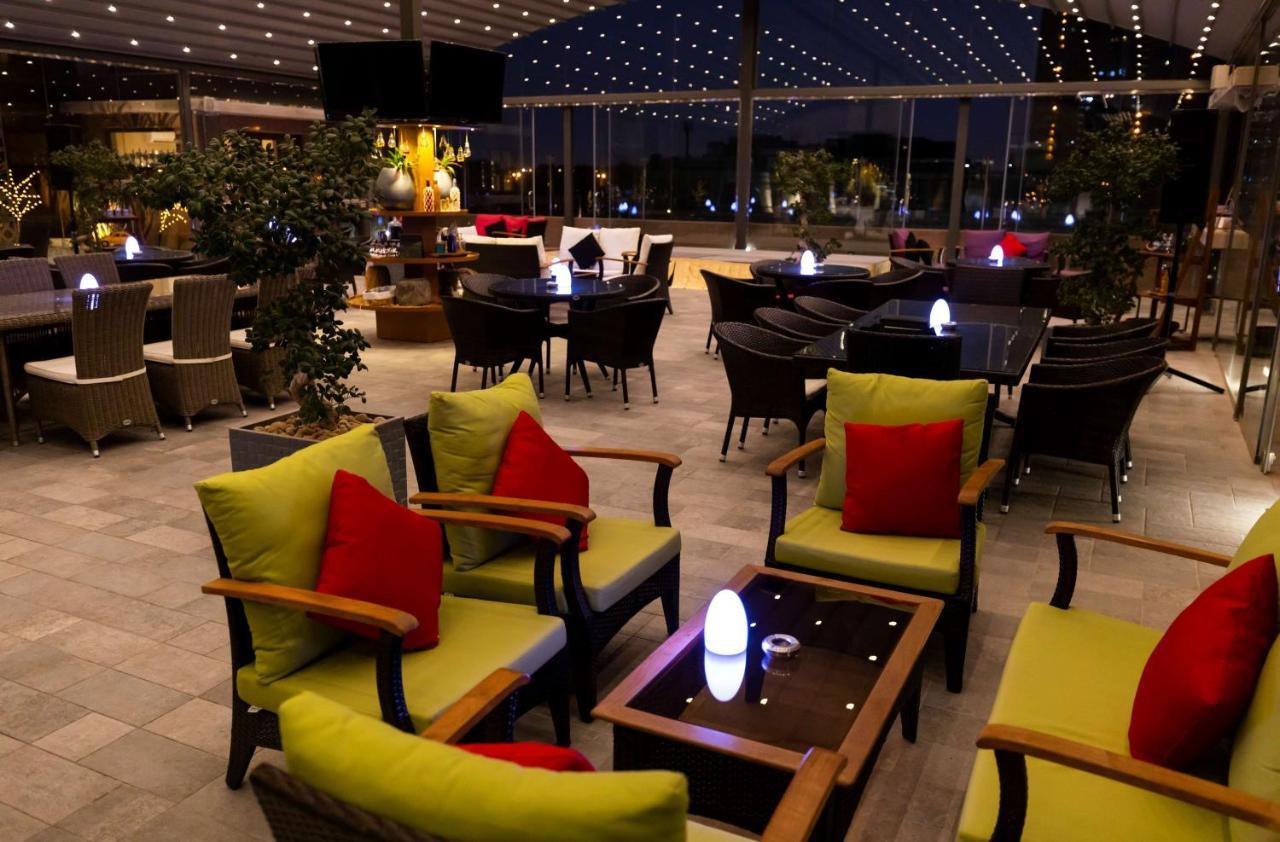 Radisson Blu Hotel, Corniche 4*