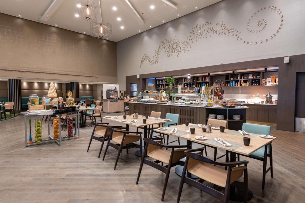 Radisson Blu Hotel, Corniche